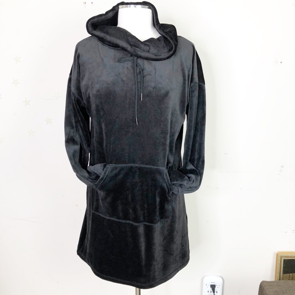 𝅺Tahari black sleep ware velour pullover